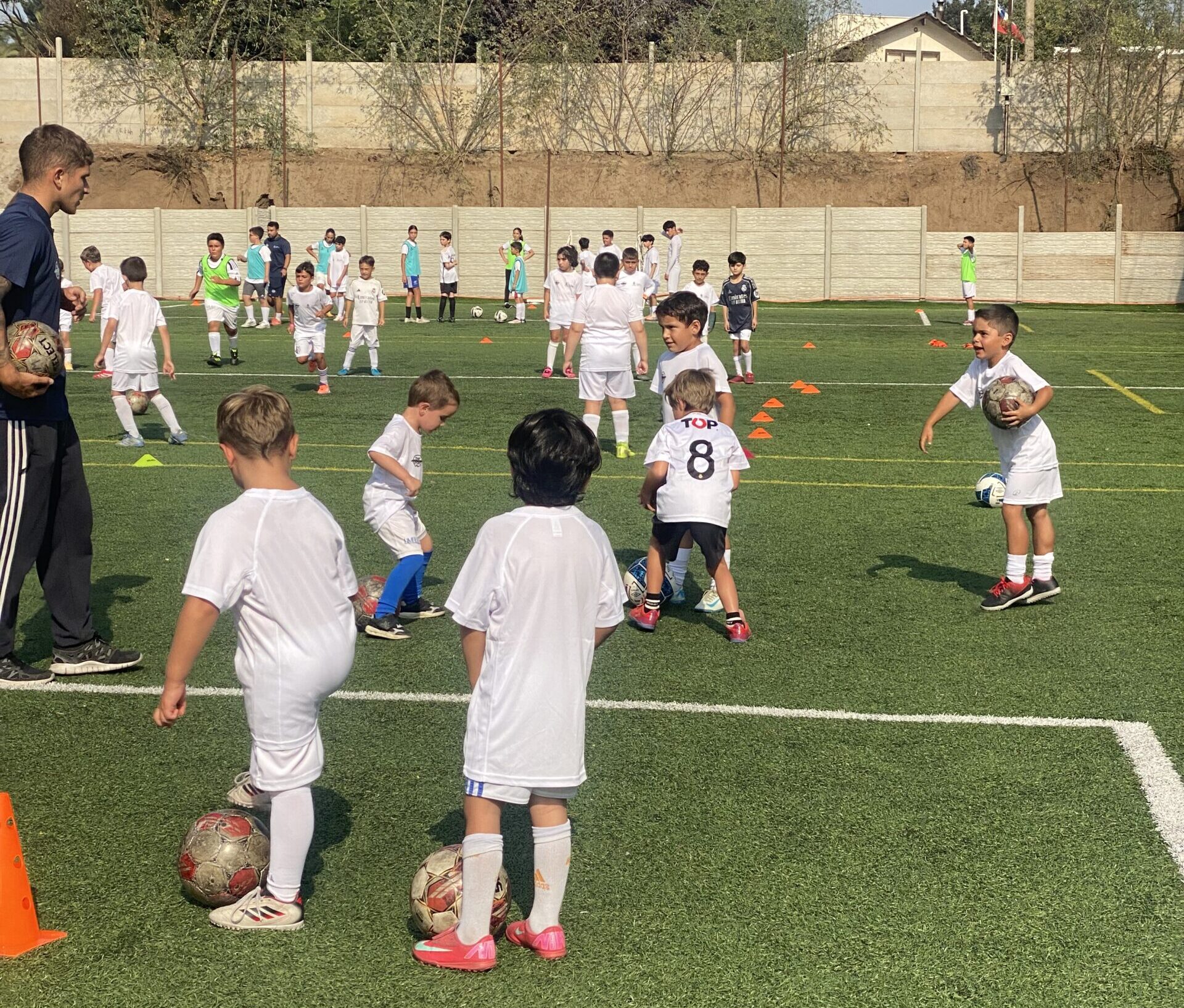 Niño entrenando en el Educational Football Program Chile de Fundación Real Madrid
